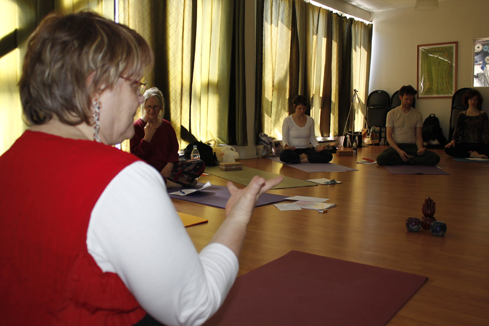 Locana qui enseigne la science des mudras